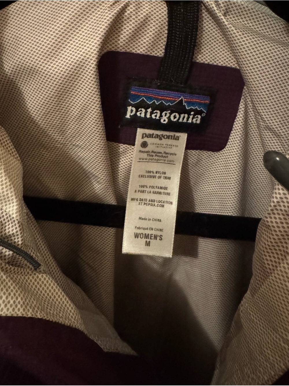 PATAGONIA WOMENS MEDIUM PLUM COLORED RAIN JACKET - Picture 6 of 11